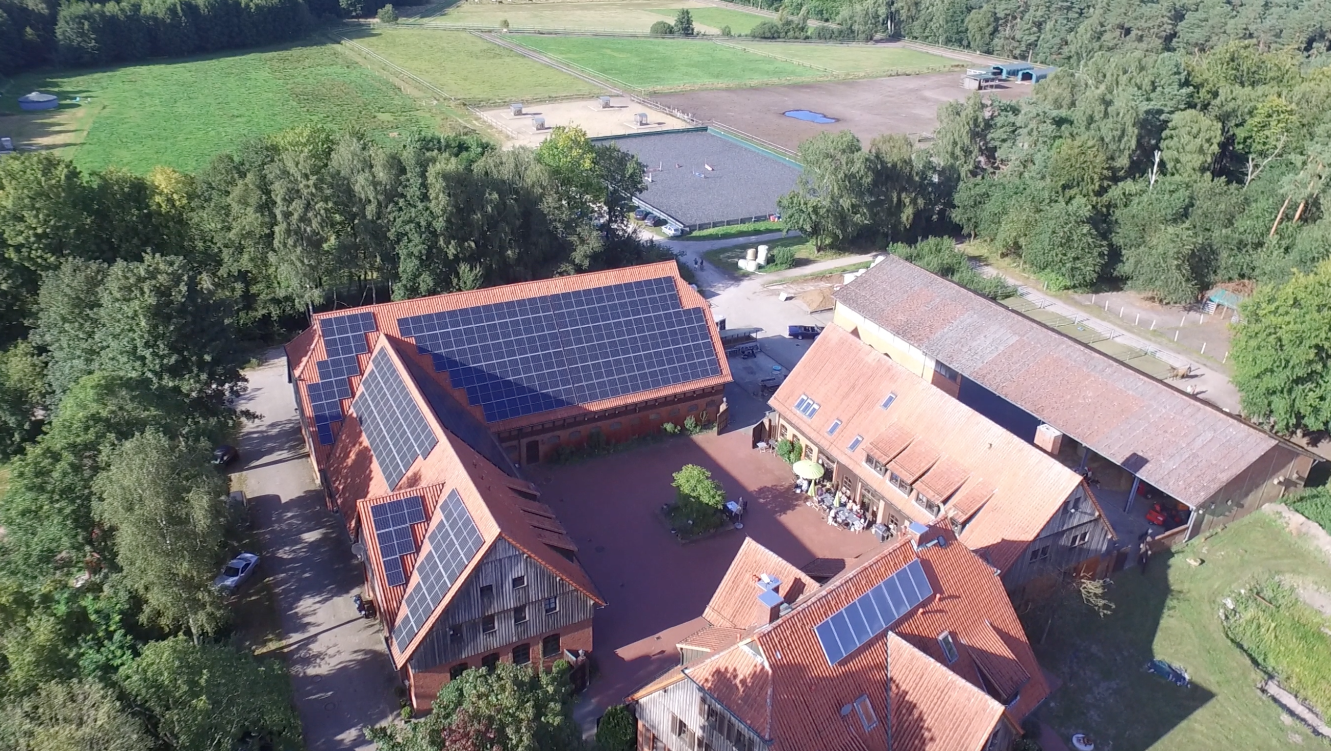 Aktivstall-Reitschule-Welle-Hof-Weide